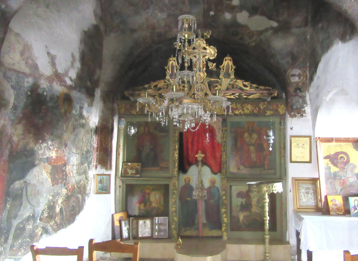Inneres der Georgs-Kirche im Ortsteil Ándiri von Azogyres mit Fresko von Georg, um 1320, (links) und in der Mitte der Ikonostase Paulus (links) und Petrus