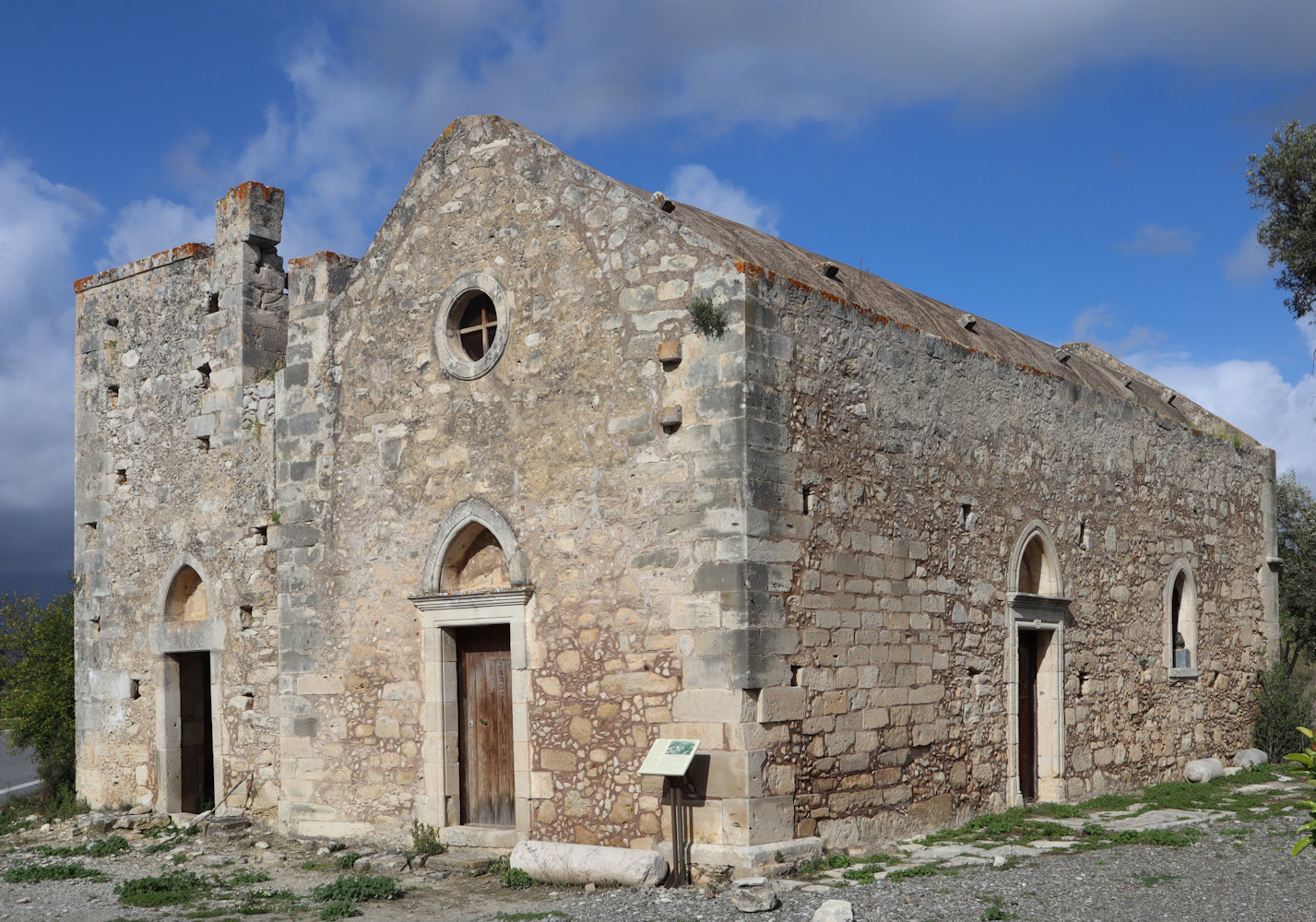 Kirche „Agios Georgios Phalandras” nahe Ágios Ioánnis, „Kirche von Georg, dem Textilarbeiter”, denn die Mönche des angeschlossenen Klosters betrieben in venezianischer Zeit Seidenraupenzucht
