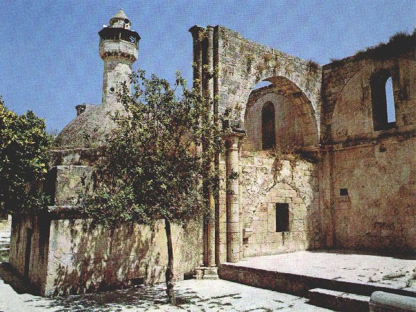 Ruinen der von Kreuzfahrern errichteten Johanneskirche in Samaria aus dem 12. Jahrhundert und Grabkapelle des Johannes, hinten das Minarett der Johannesmoschee aus dem ehemaligen Chor der Kirche