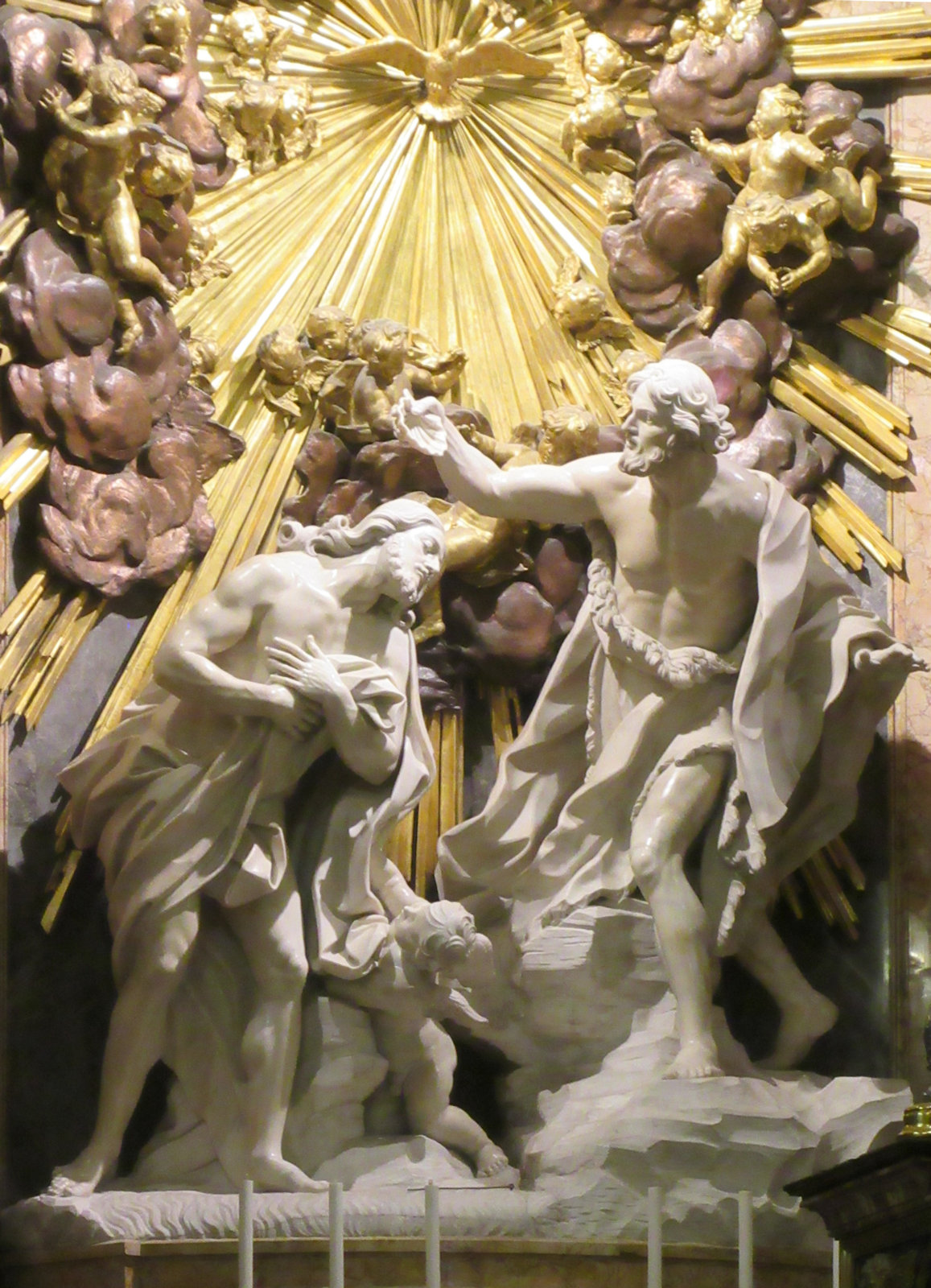 Melchior Gafà und Giuseppe Mazzuoli „Il Vecchio”: Jesu< Taufe durch Johannes, Marmurskulptur am Hochaltar, um 1667, in der Konkathedrale St John's in Valletta auf Malta