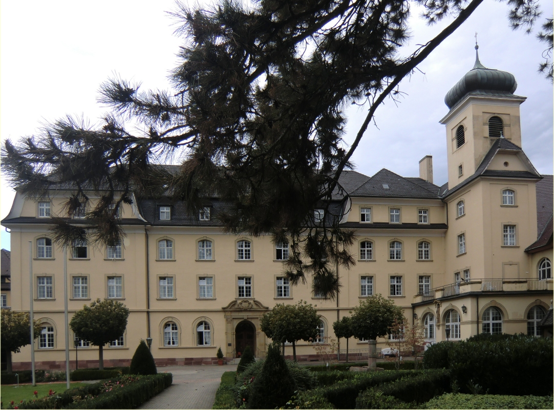 ehemaliges Großpriorat in Heitersheim, seit 1272 Johanniterkloster, 1805 säkularisiert, seit 1893 Kloster der Vinzentinerinnen, heute mit Altenheim und Fachschulen