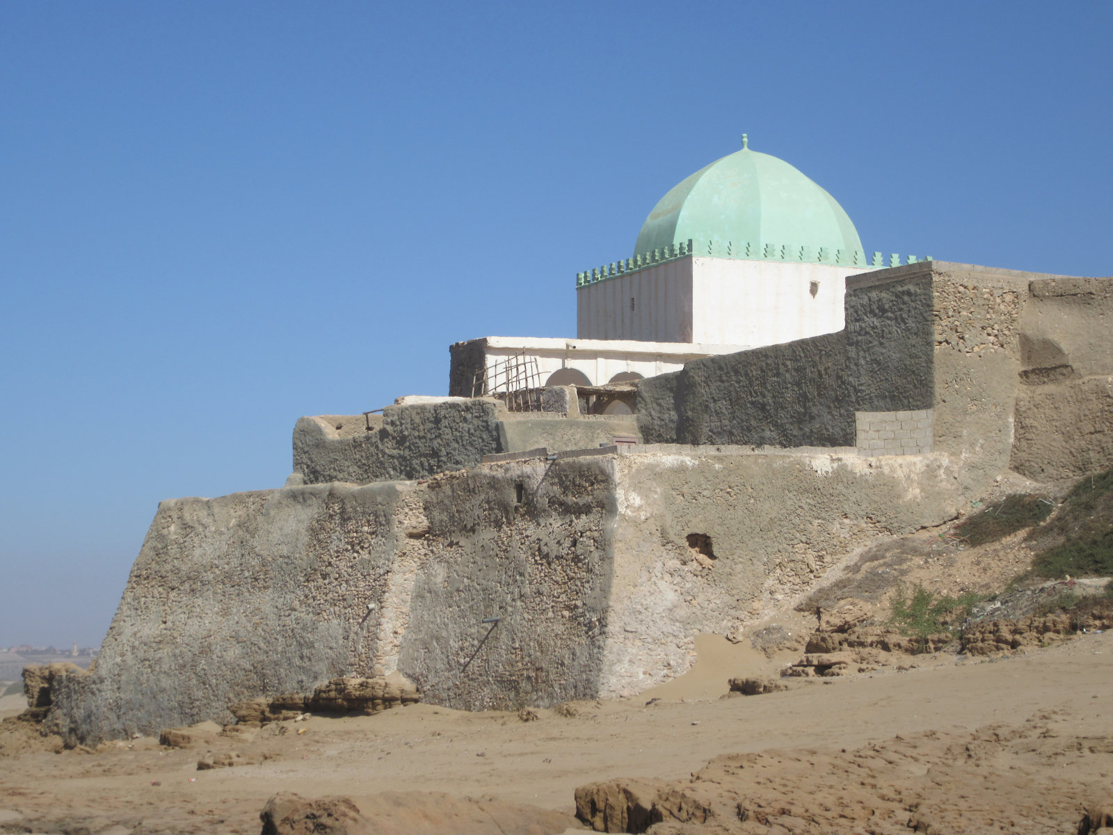Marabout - muslimisches Heiligengrab und -gedenkstätte - in Sidi Ouassai an der Mündung des Flusses Massa in den Atlantik in Marokko - eine der mehreren Stellen, an der laut Überlieferung Jona vom Meerestier wieder ausgespuckt wurde