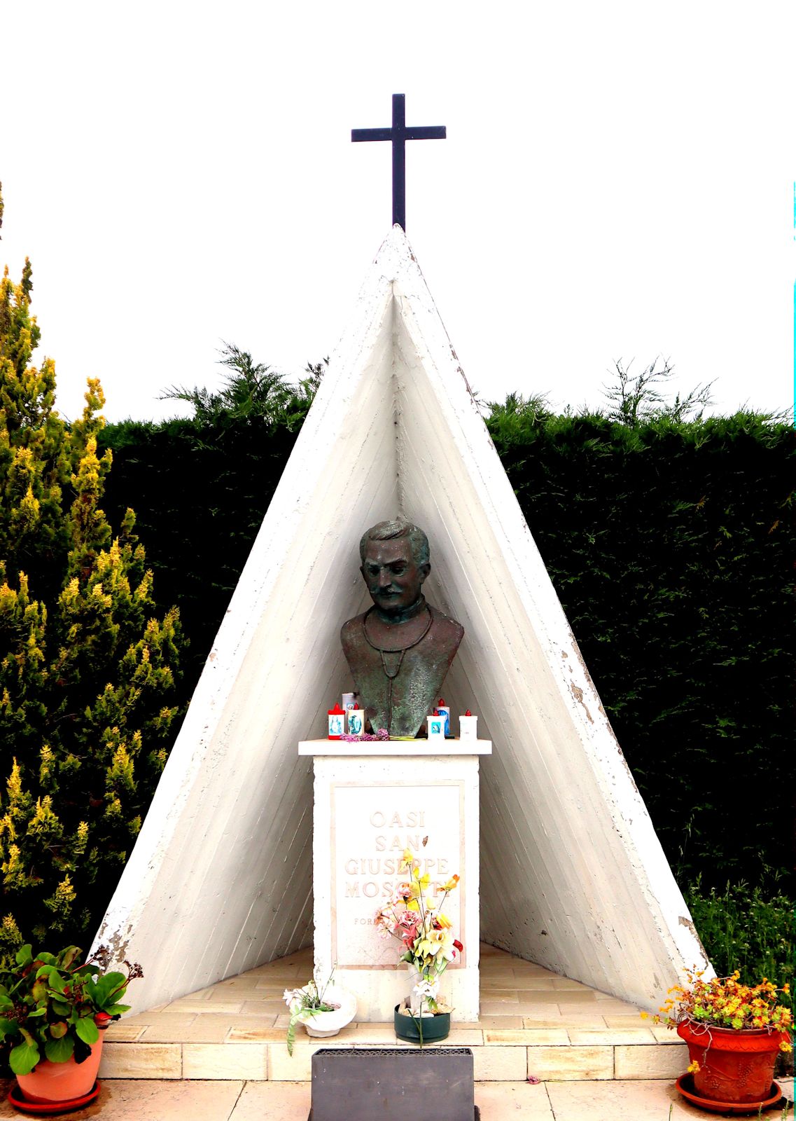 Denkmal nahe eines - aus uns unerfindlichen Gründen - für Josef Moscati eingerichteten Sanktuariums nahe Forlì del Sannio bei Isernia