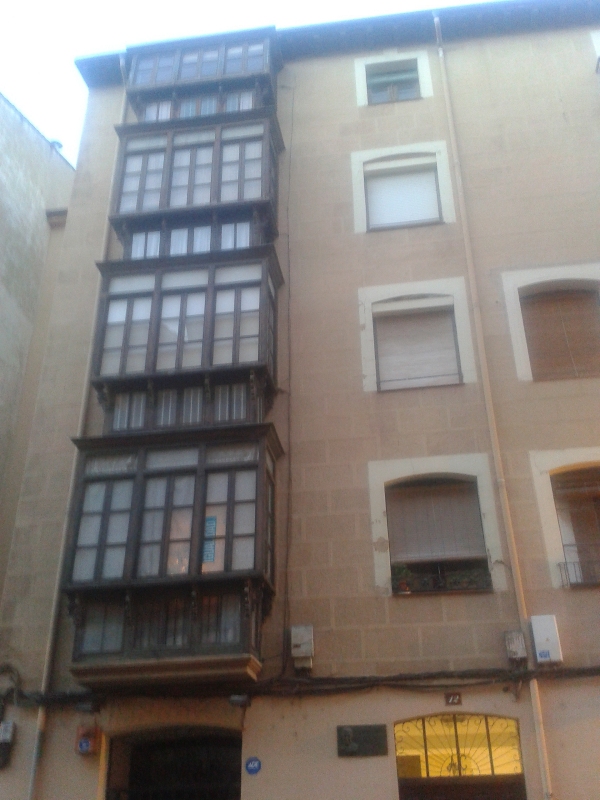 Josef-Maria wohnte mit seinen Eltern in Logroño zunächst in einem einfacheren, nach einigen Jahren gleich um die Ecke in diesem Wohnhaus, an dem die Tafel an ihn erinnert