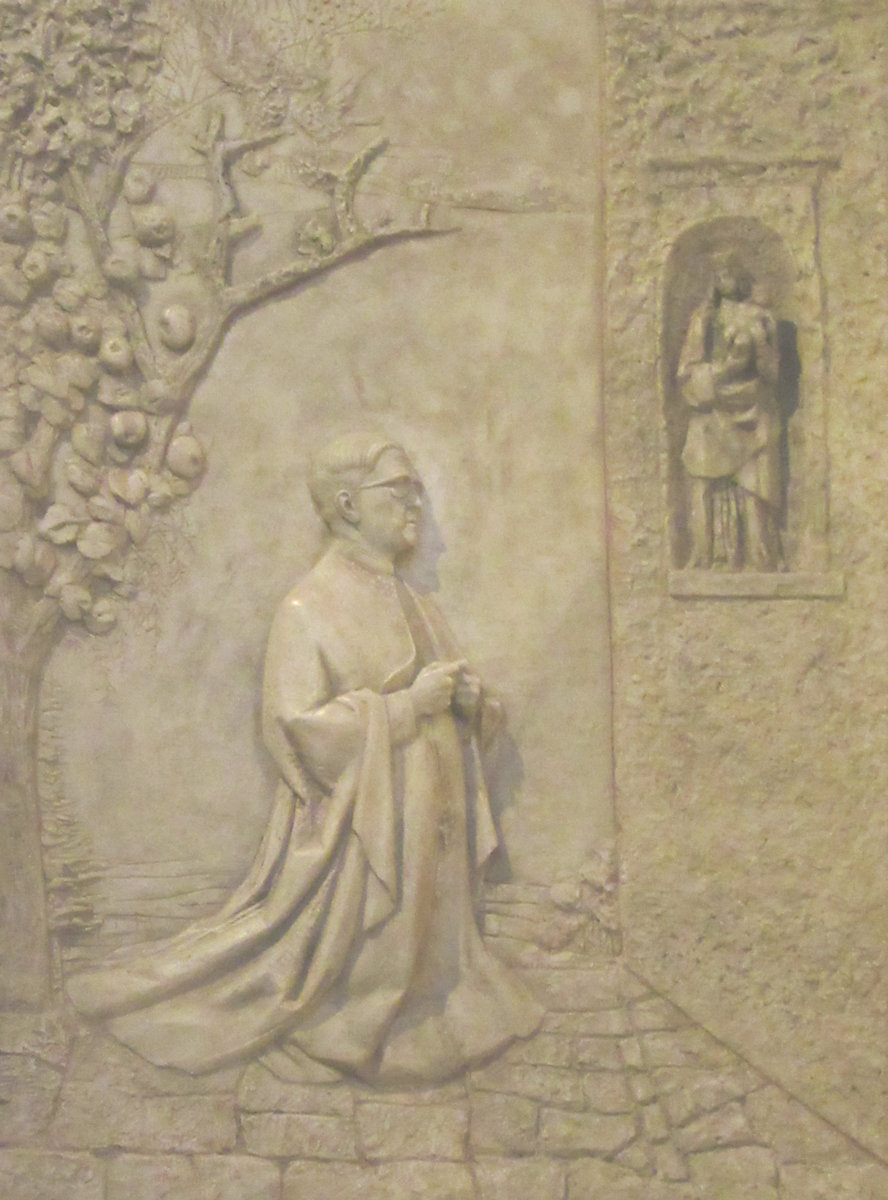 Relief in der Josef-Maria geweihten Kapelle in der Kathedrale in Madrid