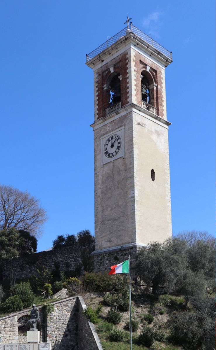 separat stehender Turm der Pfarrkirche in Puegnago del Garda