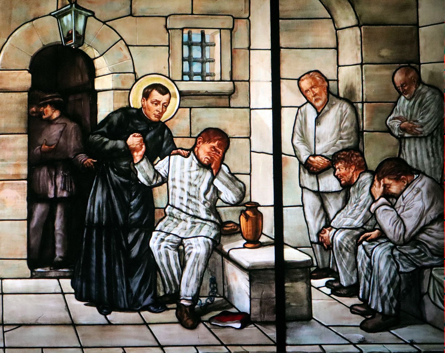 Josef Cafasso besucht Gefangene, Glasbild im Sanktuarium Santa Maria della Consolazione in Turin
