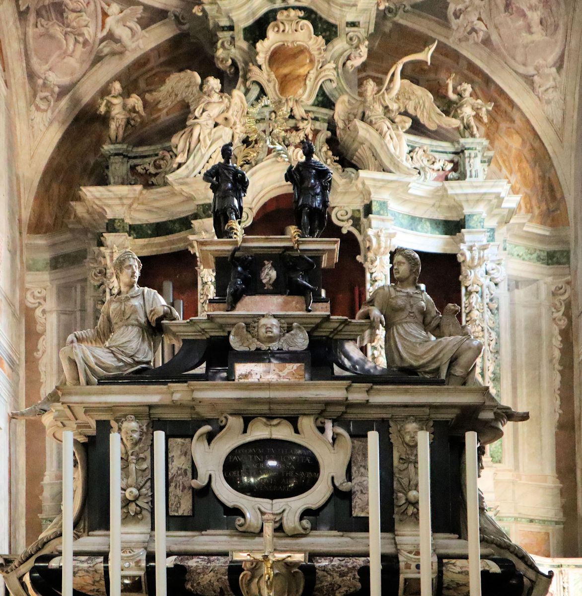 Giovanni Antonio Carra: Hochaltar mit Sarkophag von Faustinus und Jovita, um 1620, in der Kirche Santi Faustino e Giovita in Brescia