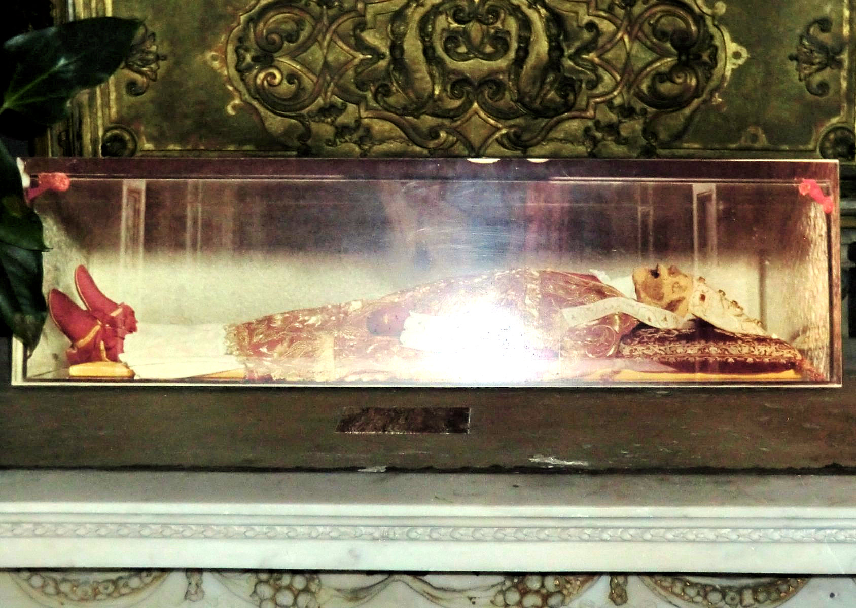 Cyriacus' Leichnam im Glassarg in der ihm geweihten Kirche in Ancona