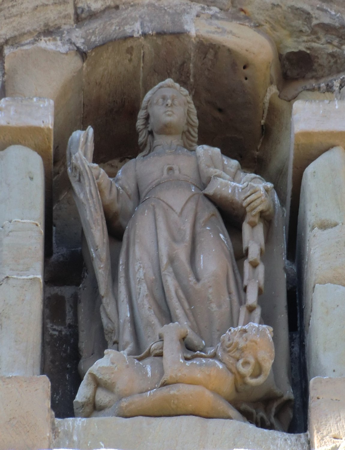 Statue an der Stiftskirche in Santillana del Mar