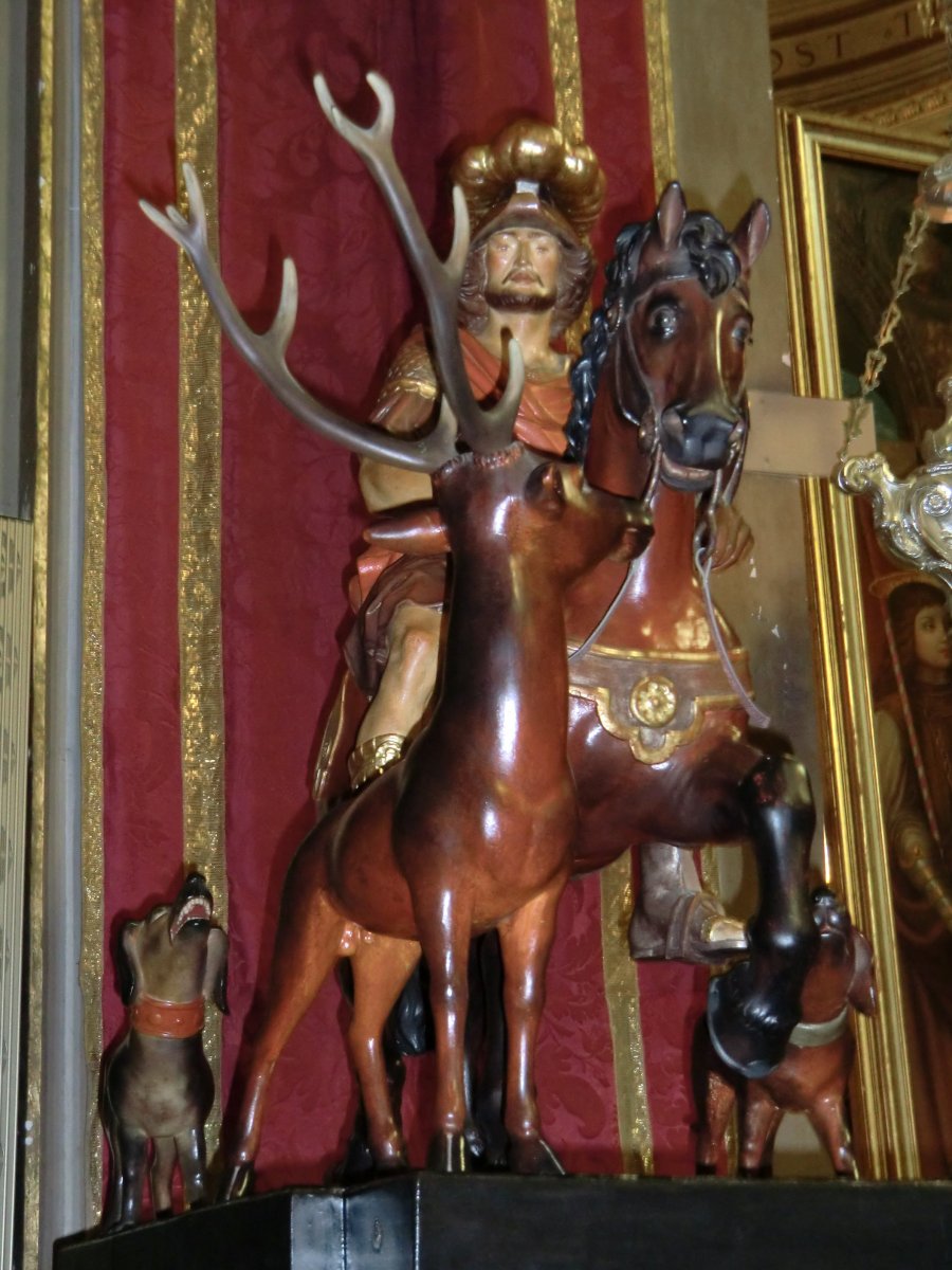 Statue in der ehemaligen Kathedrale San Giuliano in Macerata