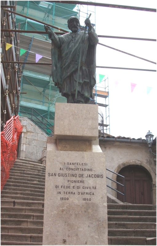Statue vor der Kirche in San Fele