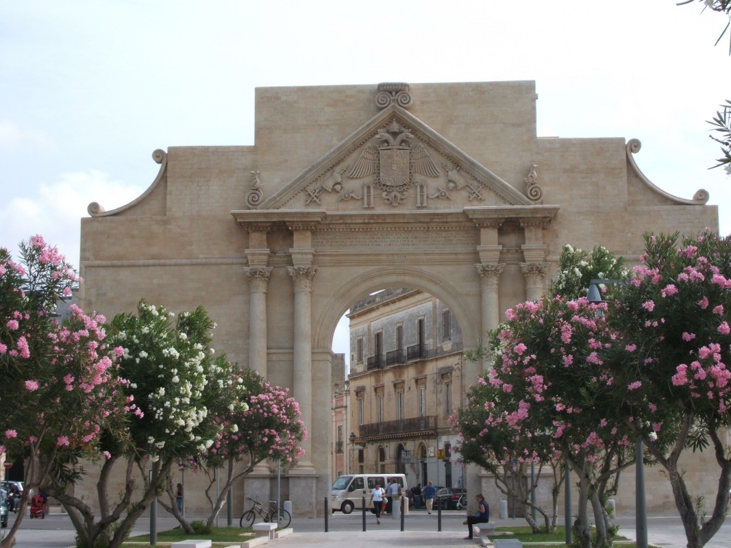 Triumphbogen, die Porta Napoli in Lecce