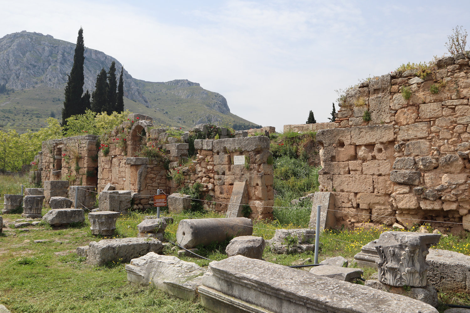 westliche Ladenzeile in den Ausgrabungen von Korinth mit Blick auf die Festung Akro-Korinth
