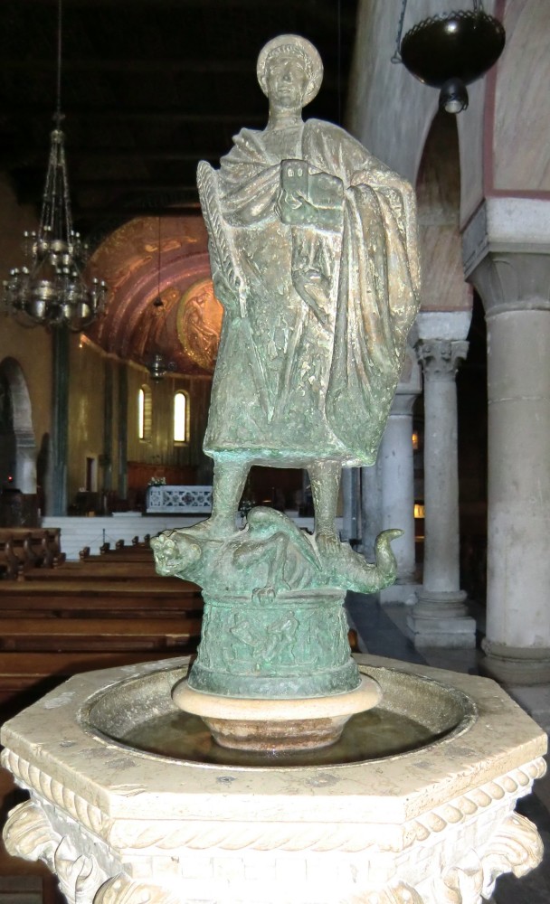 Marcello Mascherini: Bronzestatue auf dem Weihwasserbecken, 1949, im Dom San Giusto in Triest