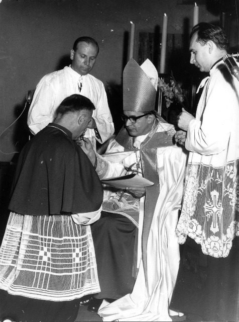 Amtseinführung der Kanoniker des Domkapitels Eisenstadt durch Bischof D Dr. Stefan László, 1963 im Dom in Eisenstadt