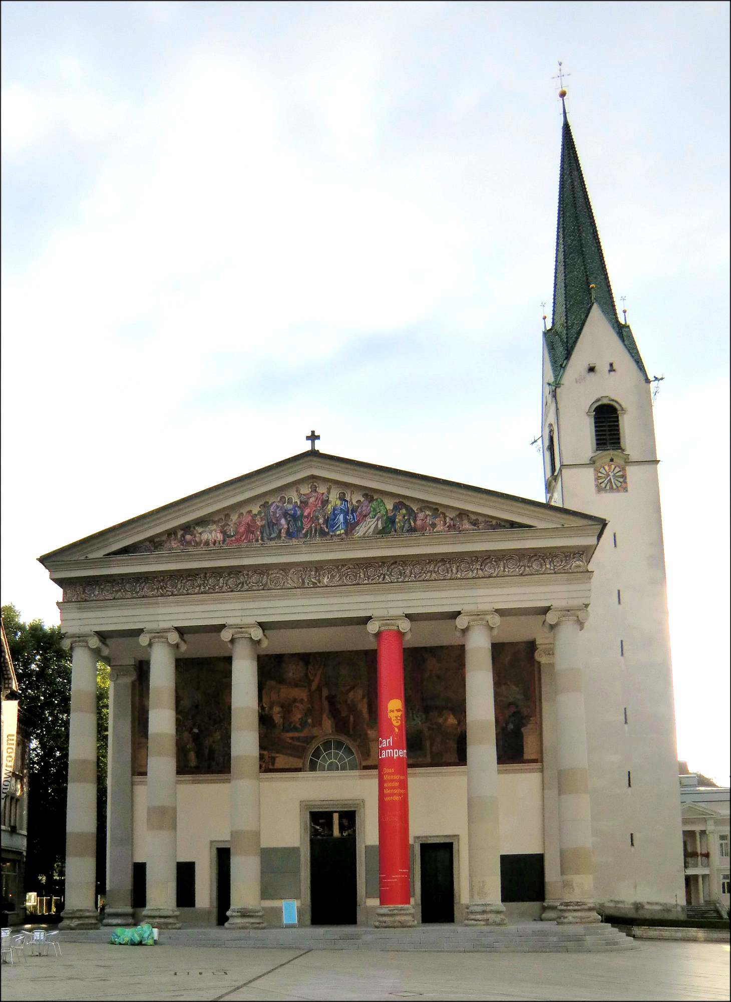 Pfarrkirche St. Martin in Dornbirn mit an Lampert erinnernder Installation auf einer Säule