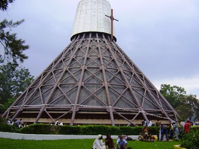Basilika für Karl Lwanga und seine Gefährten in Namugongo, erbaut nach dem Papst-Besuch von 1969, geweiht 1975, seitdem am Gedenktag Ziel von Millionen von Wallfahrern<