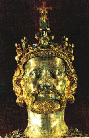 Reliquiar, das die Schädeldecke von Karl dem Großen enthält, in der Schatzkammer des Domes in Aachen
