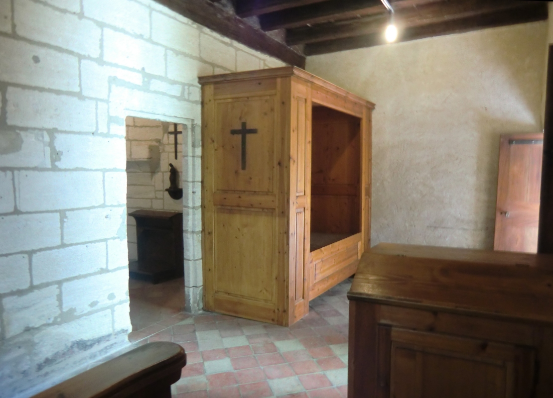 Schlafzimmer einer Kartäuserzelle mit Blick ins Gebetszimmer, darüber liegt das Handarbeitszimmer, in der ehemaligen Kartause in Villeneuve-lès-Avignon