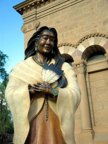 Bronzestatue, 2002, vor der St. Francis of Assissi-Cathedral in Santa Fe