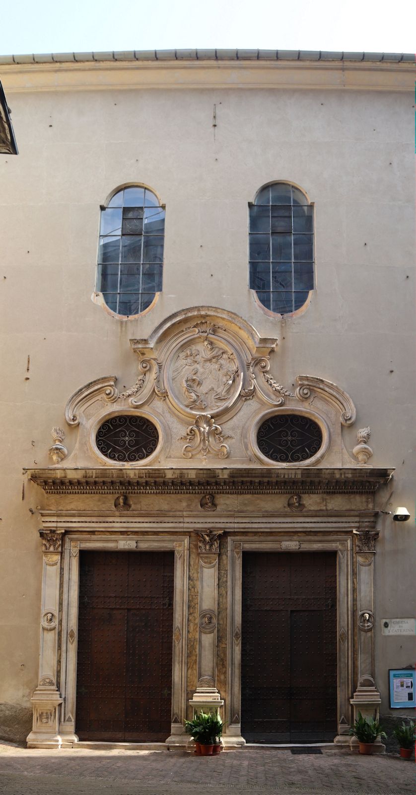 Eingang zur Kirche Santissima Annunziata di Portoria in Genua, die heute von Kapuzinern verwaltet wird
