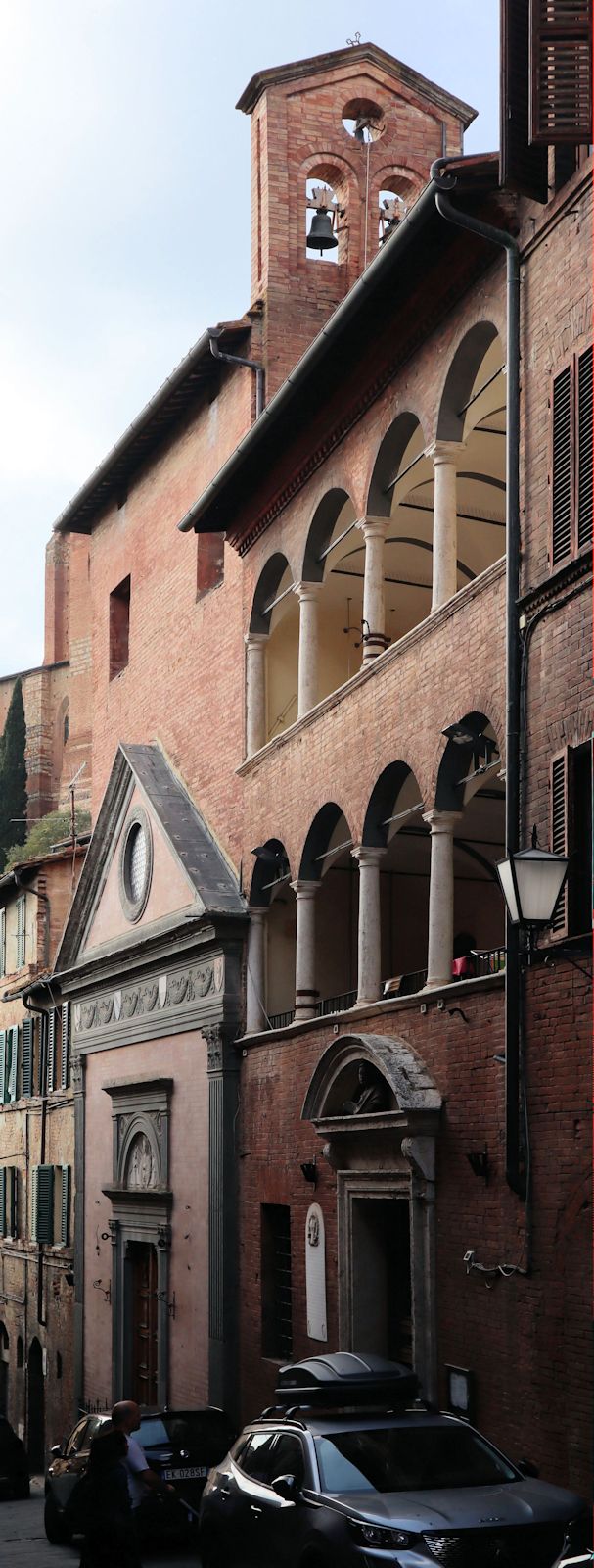 Katharinas Geburtshaus, heute das „Oratorium<Santa Caterina in Fontebranda” in Siena, darüber das Oratorium „della Cucina”