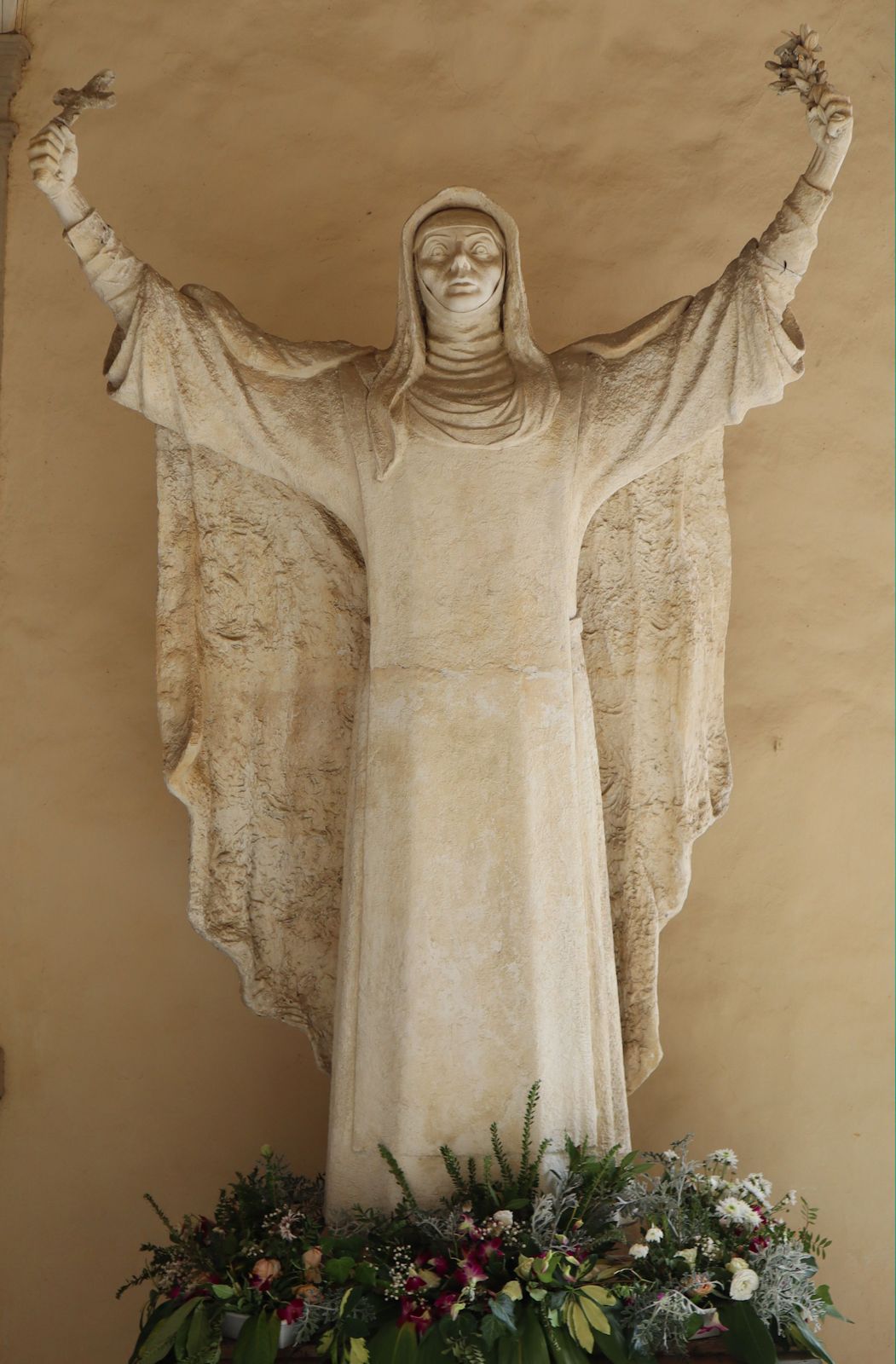 Statue vor dem „Oratorium della Cucina” in Siena