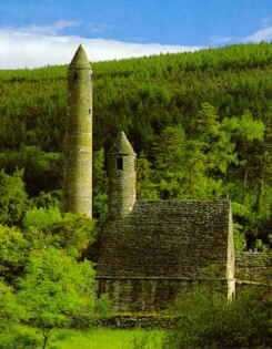 Kevins Kloster in Glendalough mit der wiederaufgebauten Kirche und dem besterhaltenen Rundturm Irlands