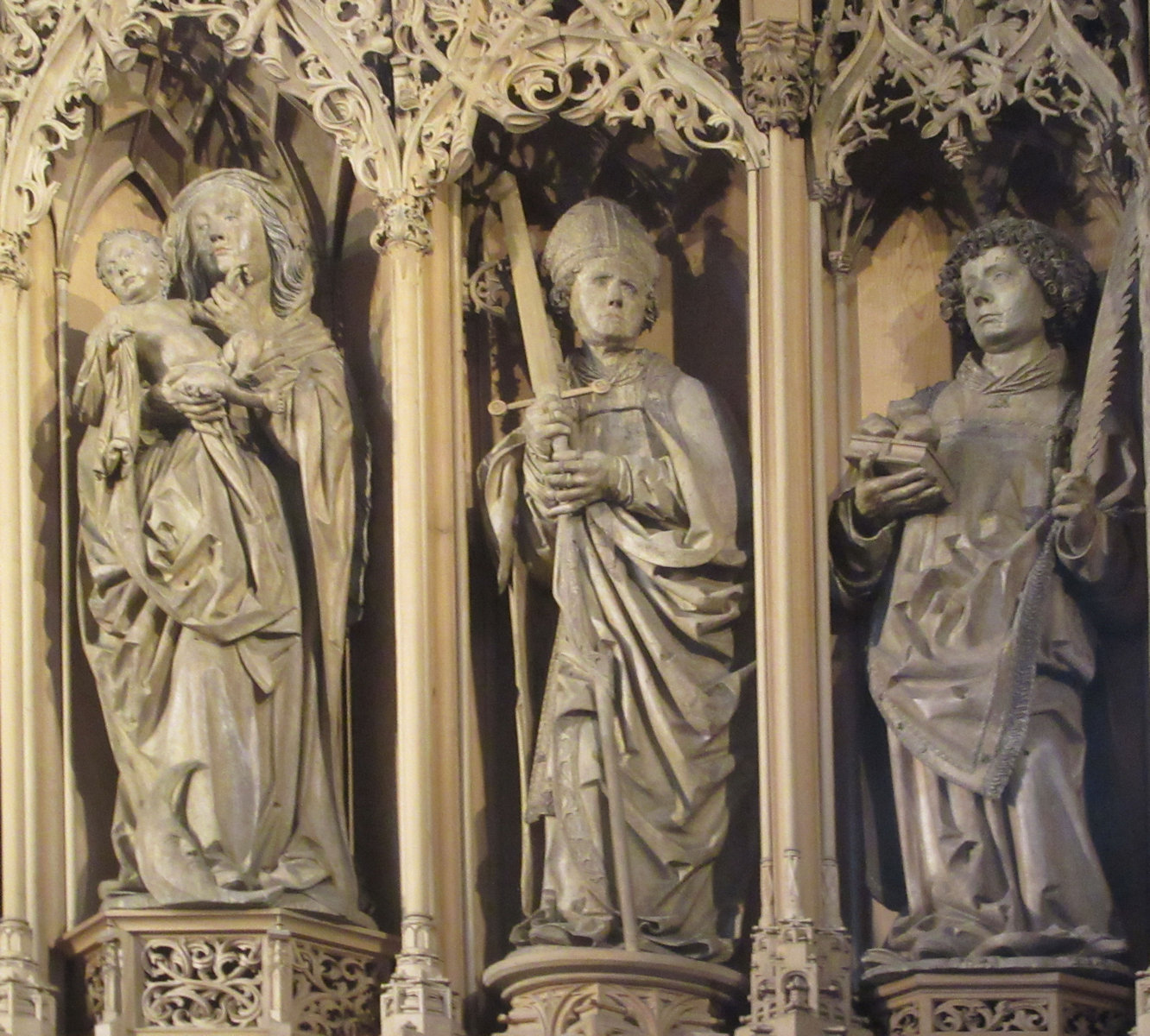 Hans Seyfer: Kilian zwischen Maria (links) und Stephanus, 1498, Hochaltar in der Kilianskirche in Heilbronn