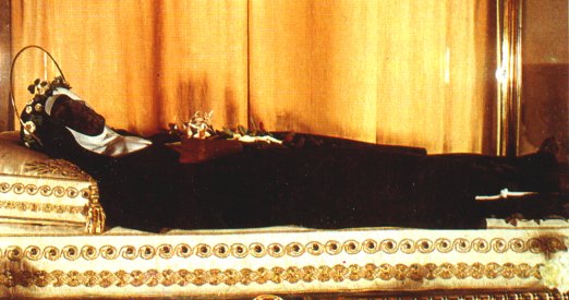 mumifizierter Leichnam im Glasschrein in der Krypta der Kirche San Chiara in Assisi