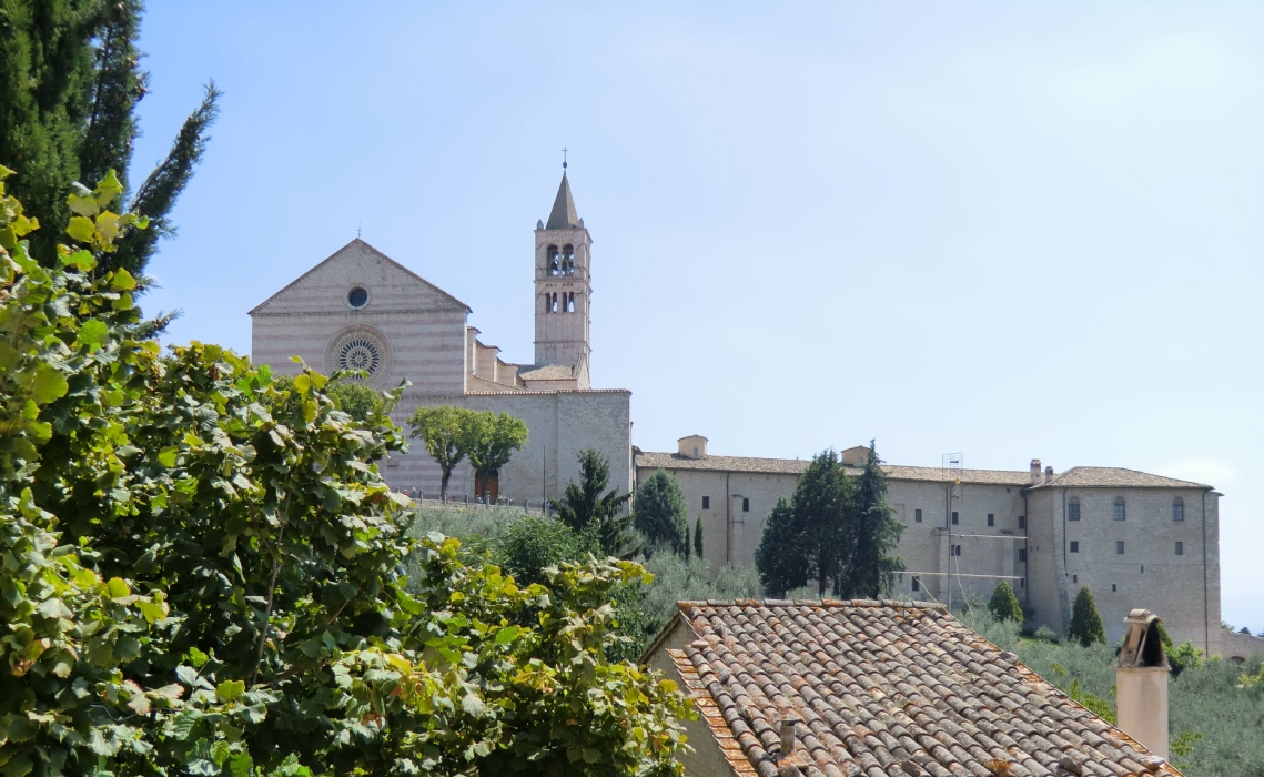 Kirche und Kloster Santa Chiara (Westseite) in Assisi
