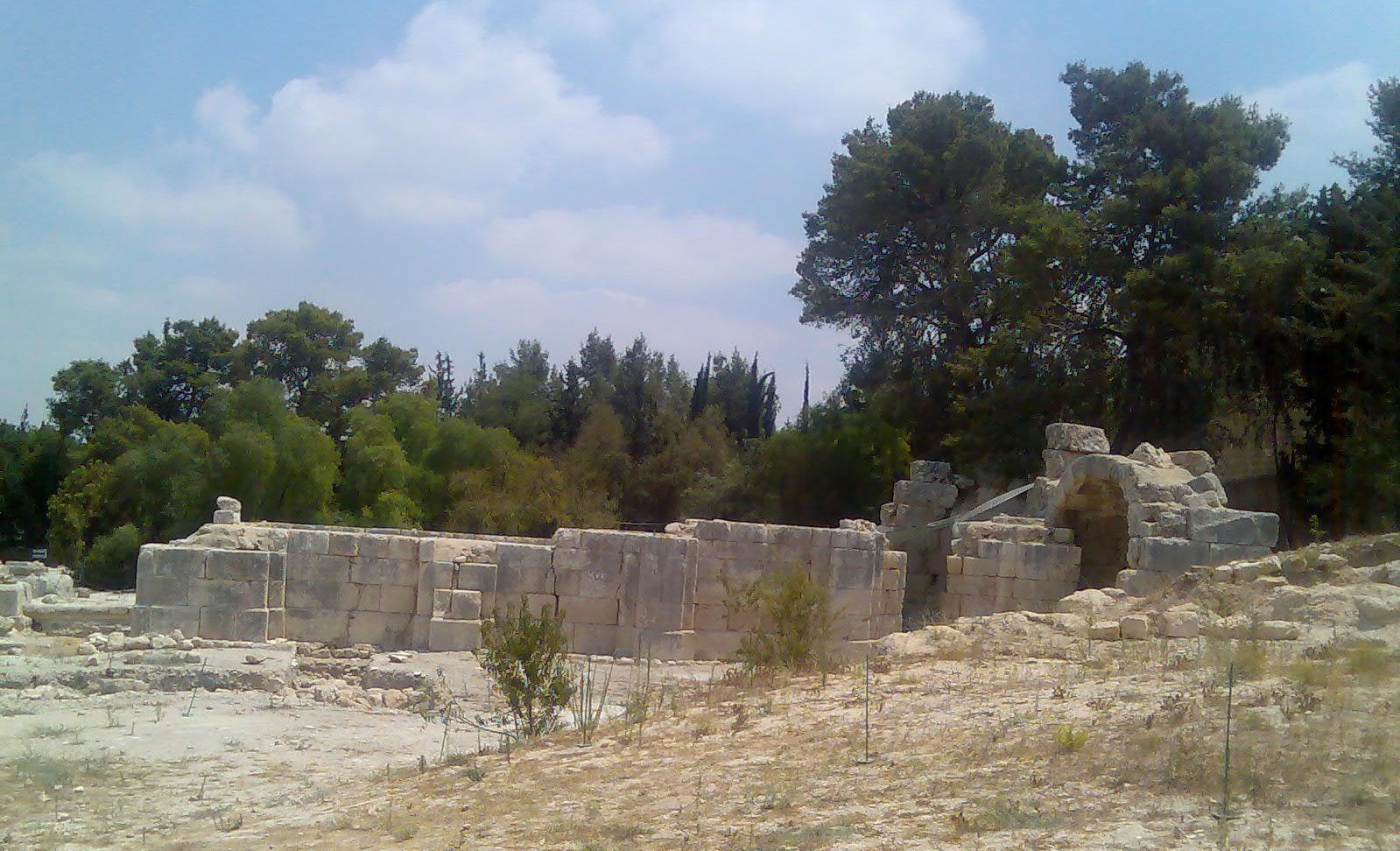 Ruinen der Kreuzfahrerkirche am Ort des ehemaligen Emmaus