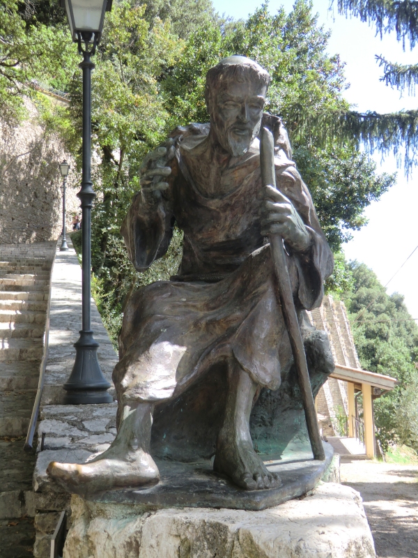 Franziskus-Statue am Kloster  bei Greccio