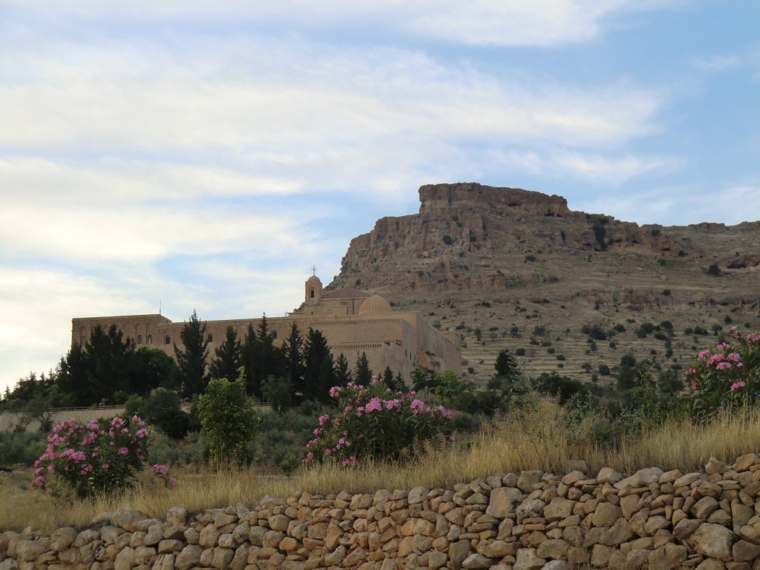 Das Kloster Zafran in den Bergen bei Mardin Im Hintergrund die Felsen, in denen sich die ersten christlichen Wanderprediger des 2. Jahrhunderts in Höhlen aufhielten.