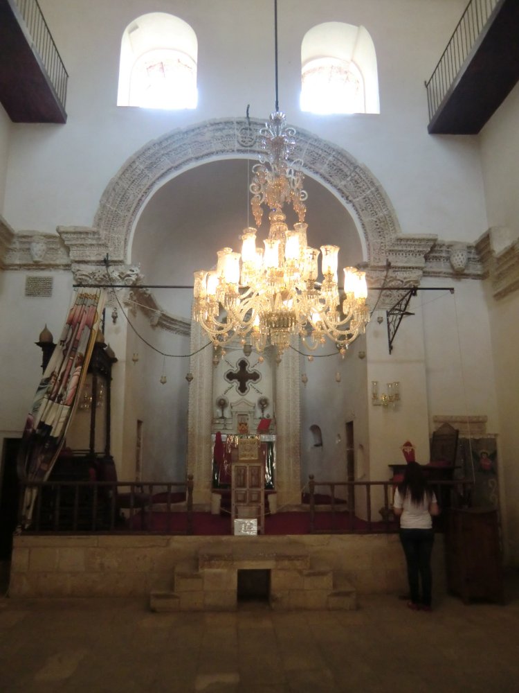 Die Ananias-Kirche, der Überlieferung zufolge um 500 von Kaiser Anastasius gestiftet, mit (links) dem Thron des syrisch-orthodixen Patriarchen von Antiochia