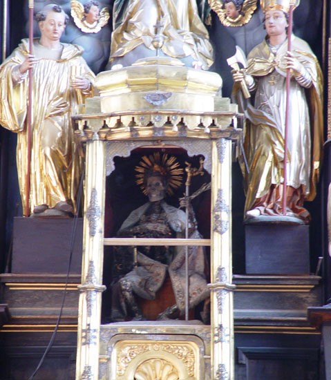 Konrads Gebeine, flankiert von Statuen von Hans Waldburger: Benedikt von Nursia (links) und Wolfgang von Regensburg, 1626, am Hochaltar in der Kirche des Klosters Mondsee