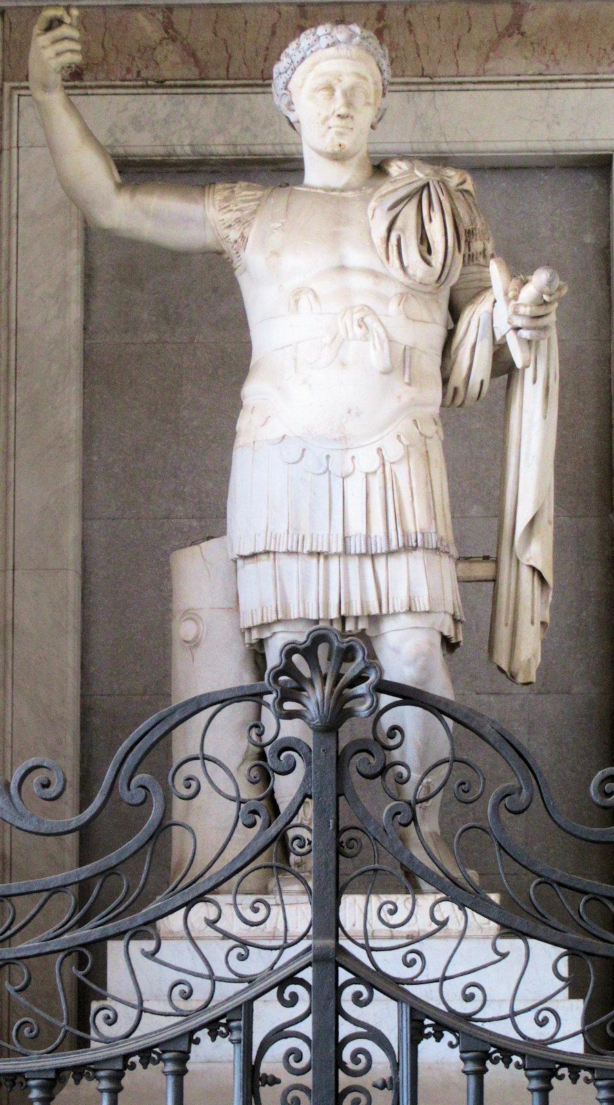Statue, ursprünglich in den Thermen des Konstantin - dem heutigen Palazzo Pallavicini Rospigliosi - jetzt vor der Basilika San Giovanni in Laterano