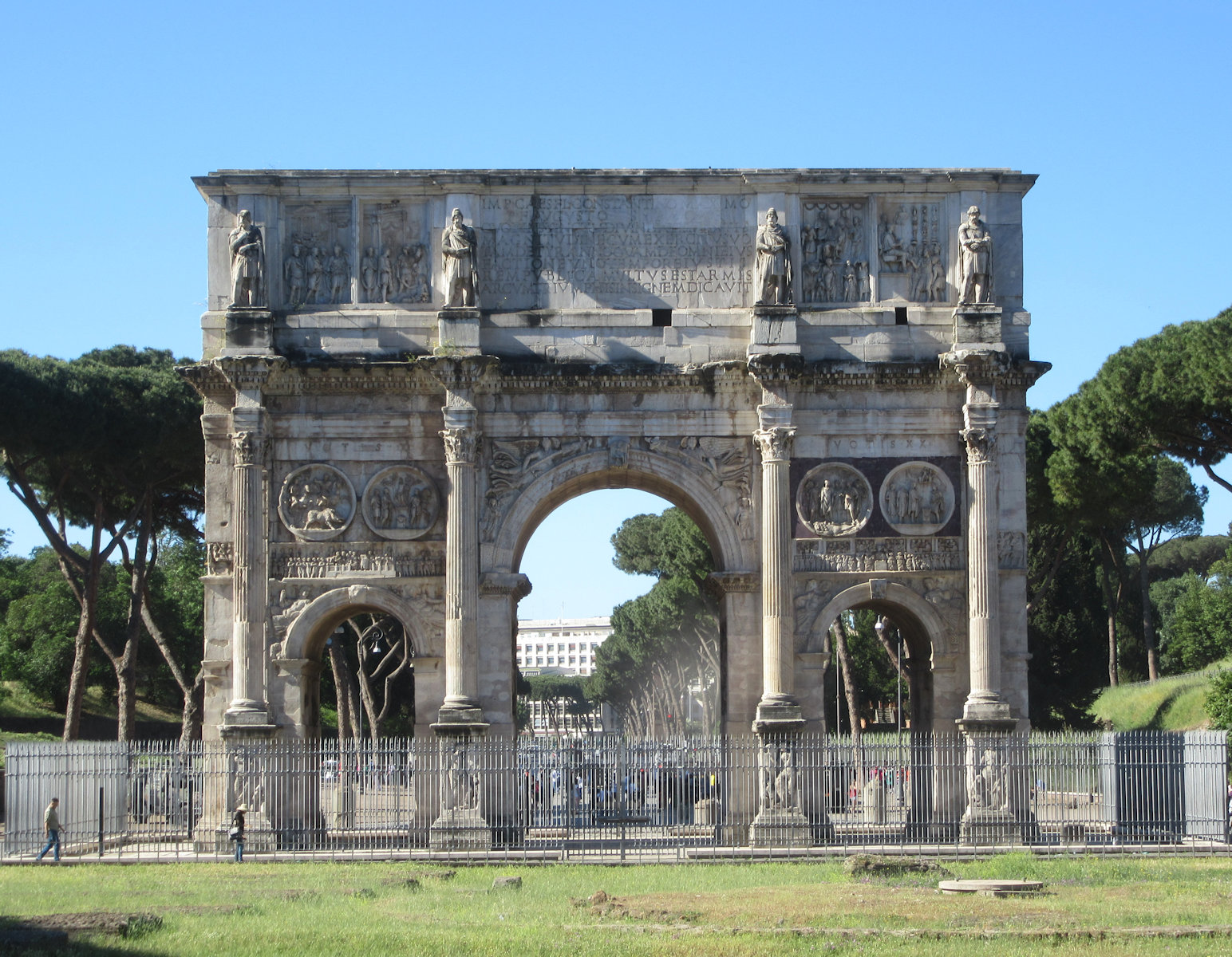 Der Konstantinsbogen in Rom, 312 bis 315 vom römischen Senat als Ehrenmal für Konstantin errichtet unter Verwendung älterer Säulen und Reliefs