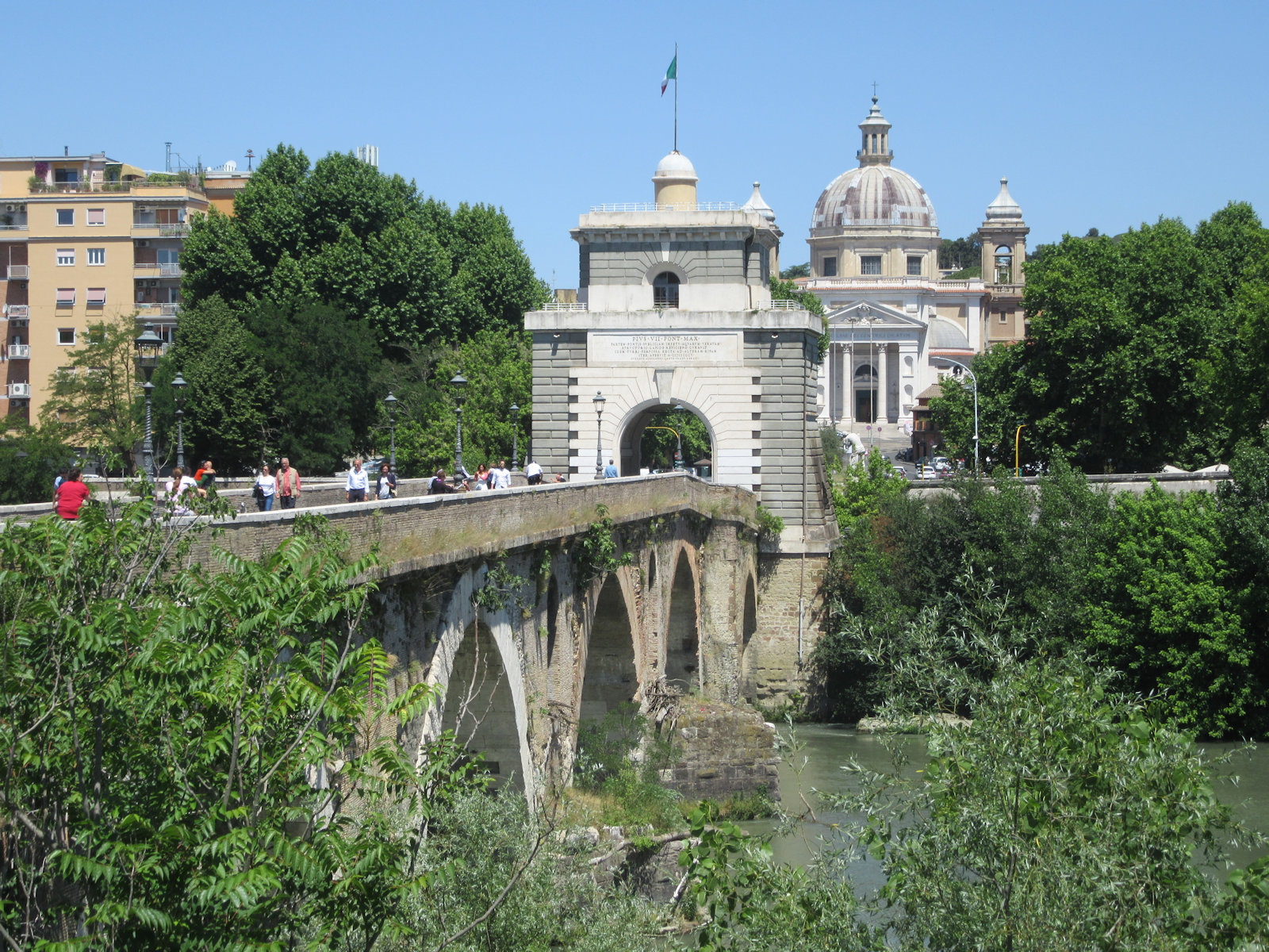 Milvischen Brücke mit vier erhaltenen Bögen aus dem Bau von 109 v. Chr., Brückentor von 1805 und der 1933 geweihten Kirche della Gran Madre di Dio