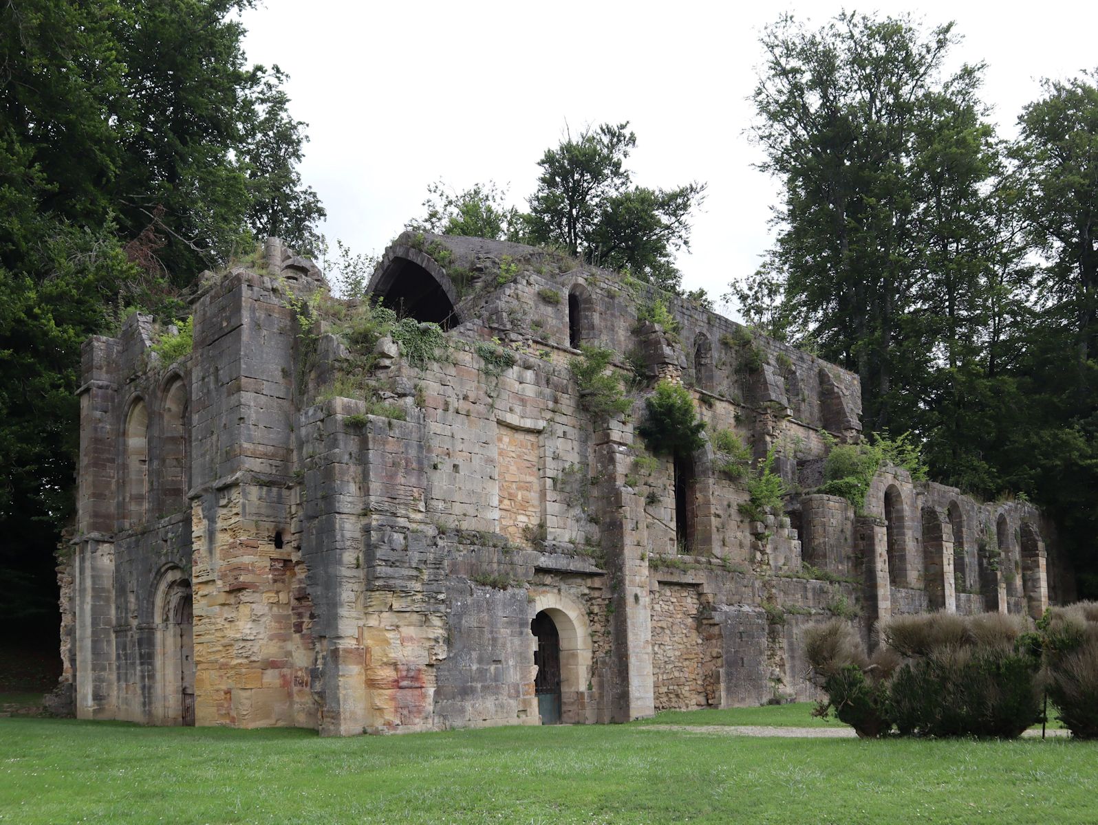 Ruine der Kirche des ehemaligen Klosters Troisfontaines