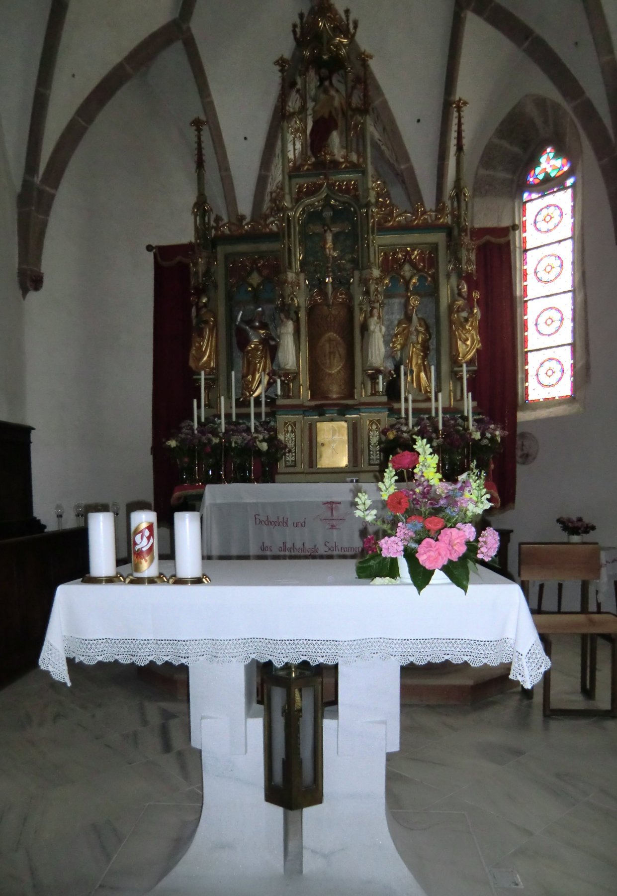 Hochaltar und Volksaltar mit Korbinian-Reliquiar, in der Pfarrkirche in Kuens