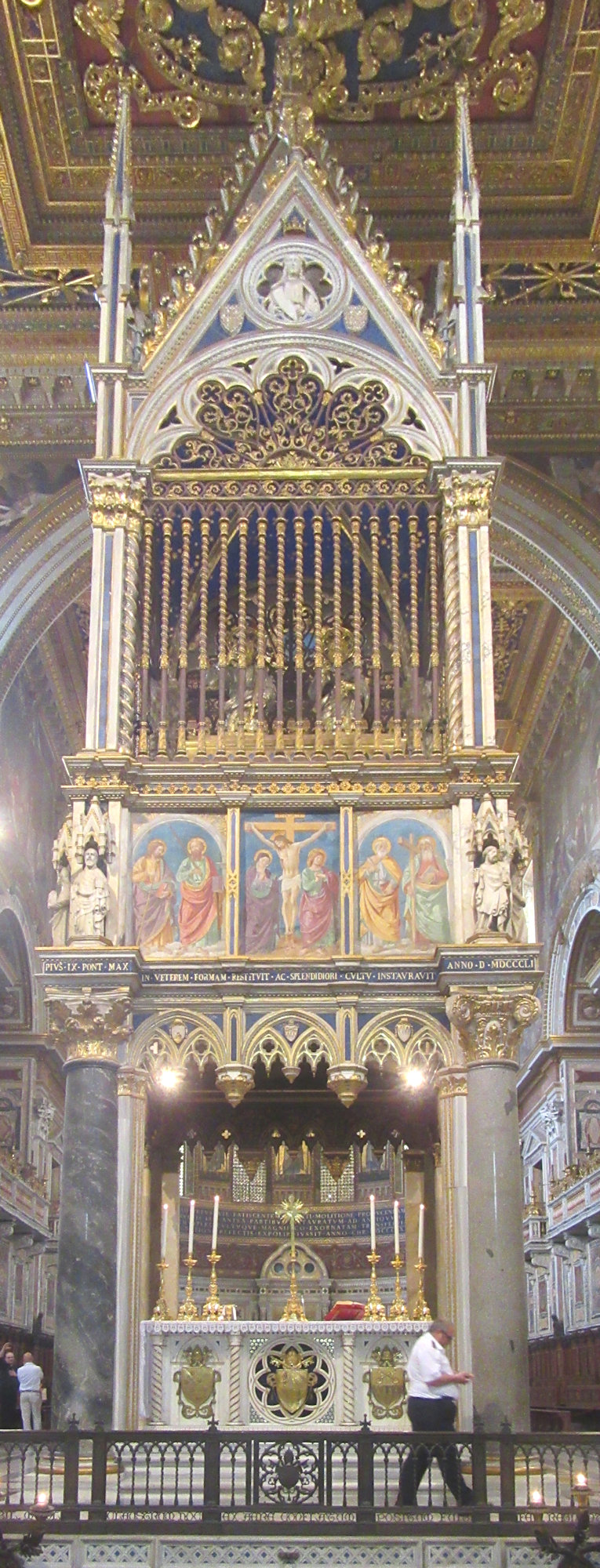Papstaltar in der Erzbasilika San Giovanni in Laterano; er enthält den Altar
aus Holz, an dem die ersten 33 Päpste von Petrus bis Silvester I. gefeiert haben sollen sowie die - angeblichen - Kopfreliquien von Petrus und Paulus