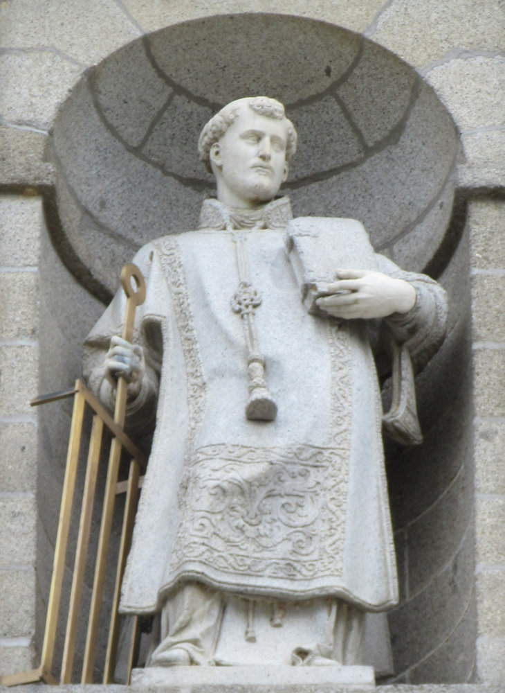Statue über dem Eingang zur Klosterkirche in San Lorenzo de El Escorial