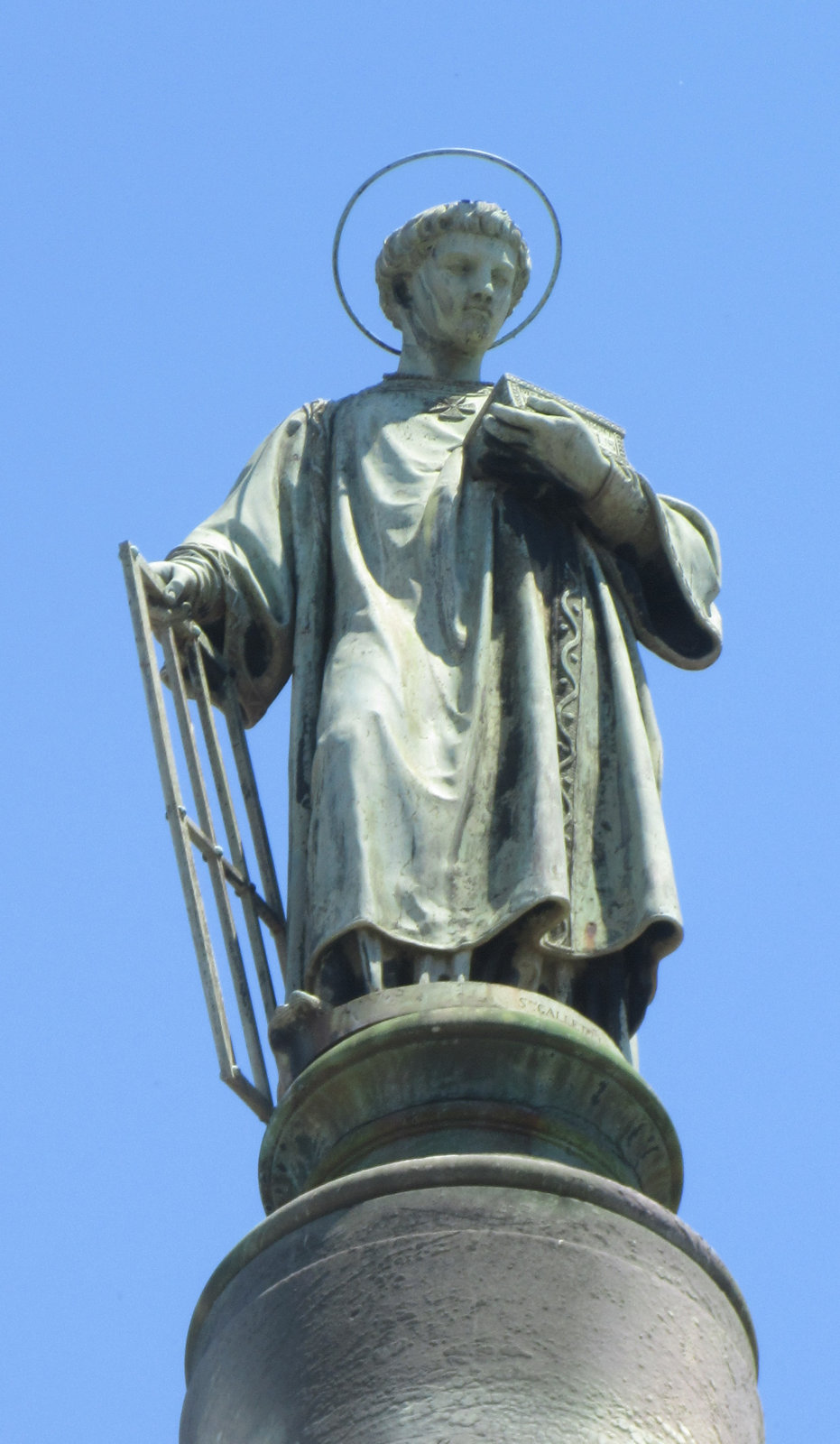 Stefano Galletti: Bronzestatue, 1865, auf dem Obelisk vor der Kirche San Lorenzo fuori le Mura in Rom