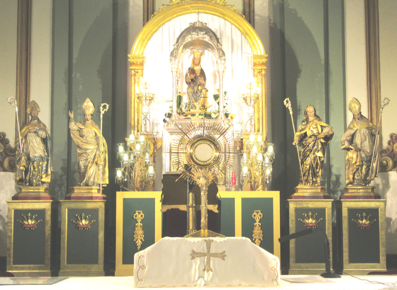 Hochaltar mit Statuen der „vier Heiligen” von Francisco Salzillo, 1755, in der Kirche Santa María de Gracia in Cartagena. Von links: Leander, Fulgentius von Astigi, Florentina von Cartagena und Isidor von Sevilla.