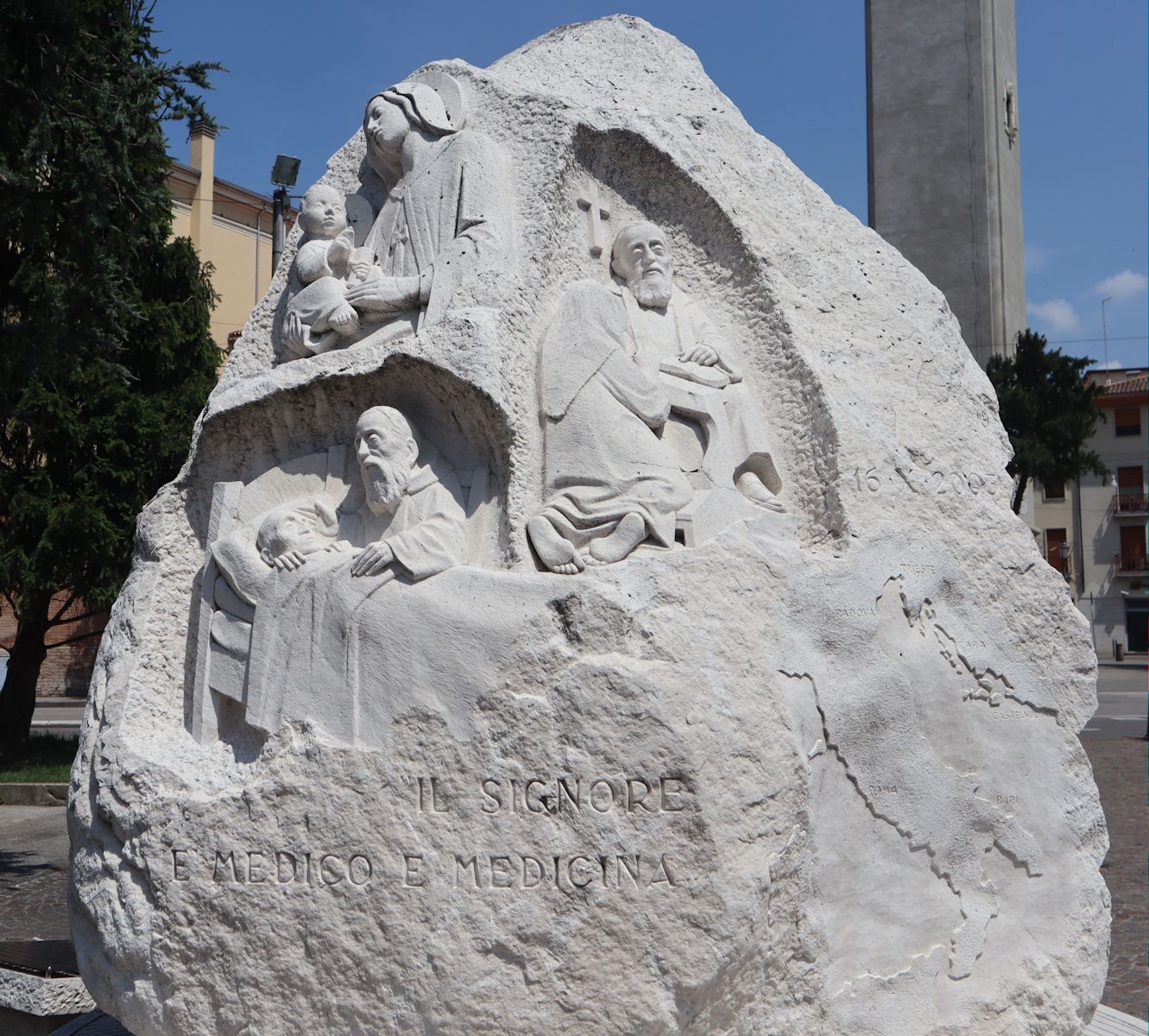 Rückseite des Denkmals vor dem Kapuzinerkloster in Padua. Inschrift: Der Herr ist Arzt und Medikament