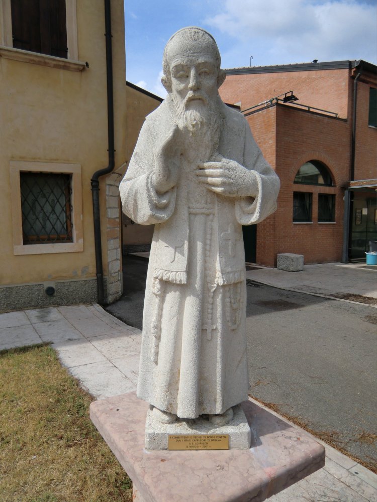 Statue, 2001, vor dem Kapuzinerkloster in Verona
