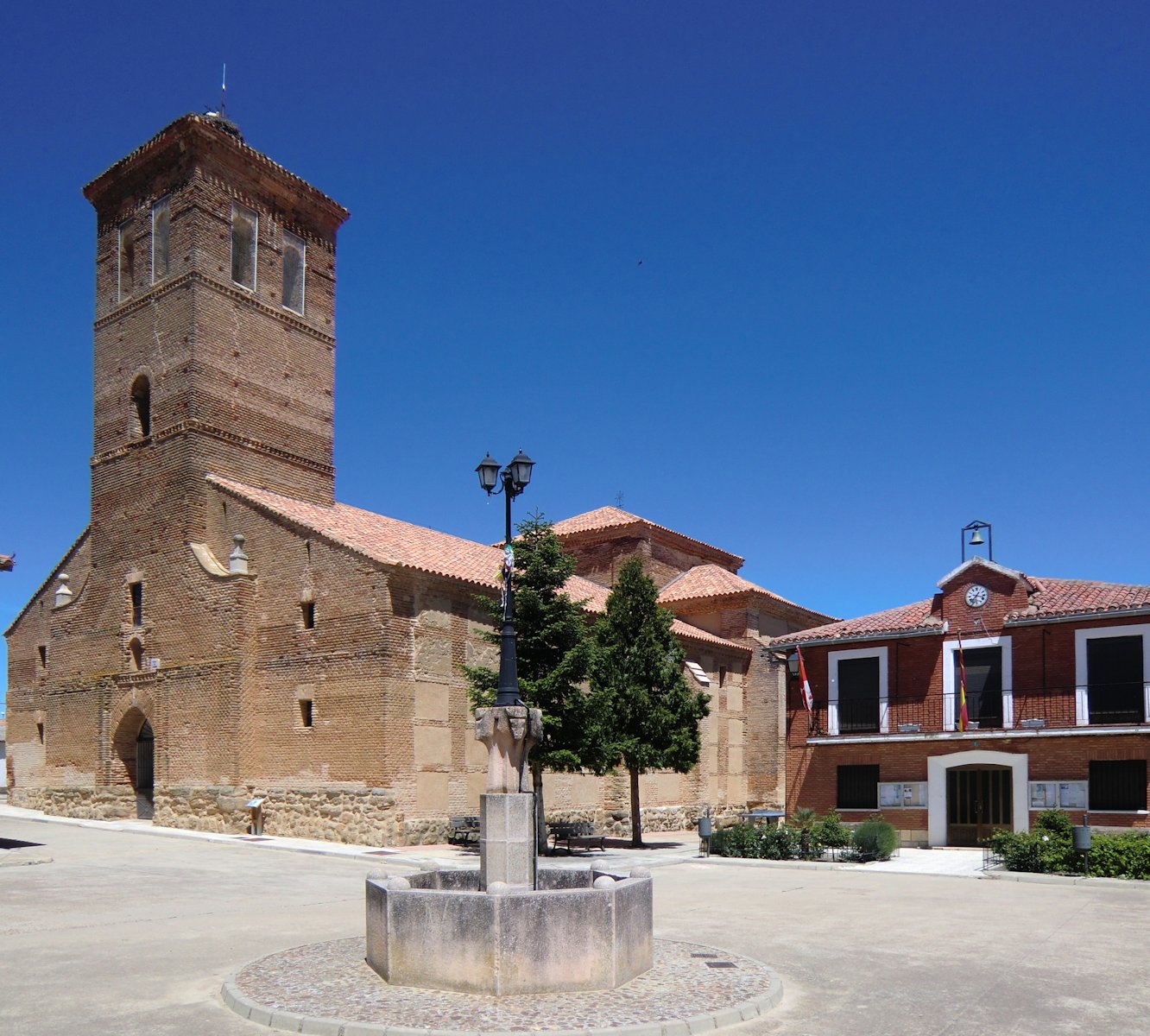 Kirche San Salvador und Rathaus in Melgar de Abajo