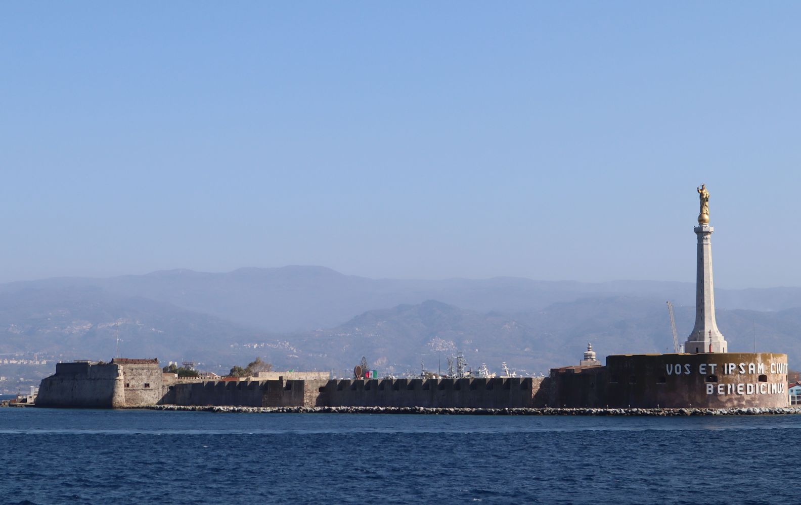 Standort des ehemaligen Klosters San Salvatore an der Stelle der späteren Festung (links) auf der Hafenmole in Messina 